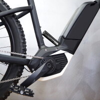 Foto eines 18650er Akkus neben einem E-Bike.