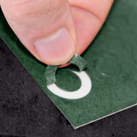 Foto das zeigt, wie Isolierringe von deren Haftfolie abgezogen werden.