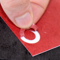 Foto das zeigt, wie Isolierringe von deren Haftfolie abgezogen werden.