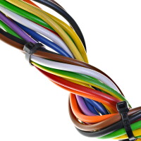 Foto verschiedenfarbener Kabel, die mit Kabelbinder gebündelt sind.