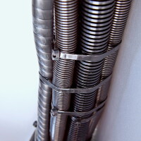 Foto von Wellrohren, die mit Kabelbinder gebündelt sind.