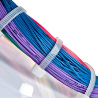 Foto verschiedenfarbener Kabel, die mit Kabelbinder gebündelt sind.