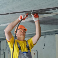 Foto das zeigt, wie die Wellrohre im Rohbau installiert werden.