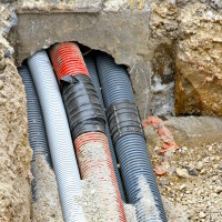 Foto das zeigt, wie Wellrohre im Boden eingelegt sind.