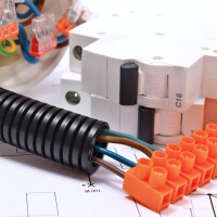 Foto das zeigt, wie Kabel durch Wellrohre durchgeführt werden.