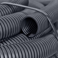 Nahaufnahme einer Wellrohröffnung.