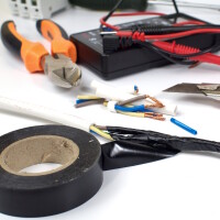 Foto einer Reparaturbandrolle neben Werkzeugen.