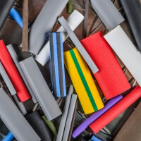 Darstellung von Schrumpfschläuchen in den unterschiedlichsten Farben und Größen.