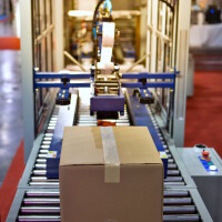 Foto eines Kartons auf einem Förderband.